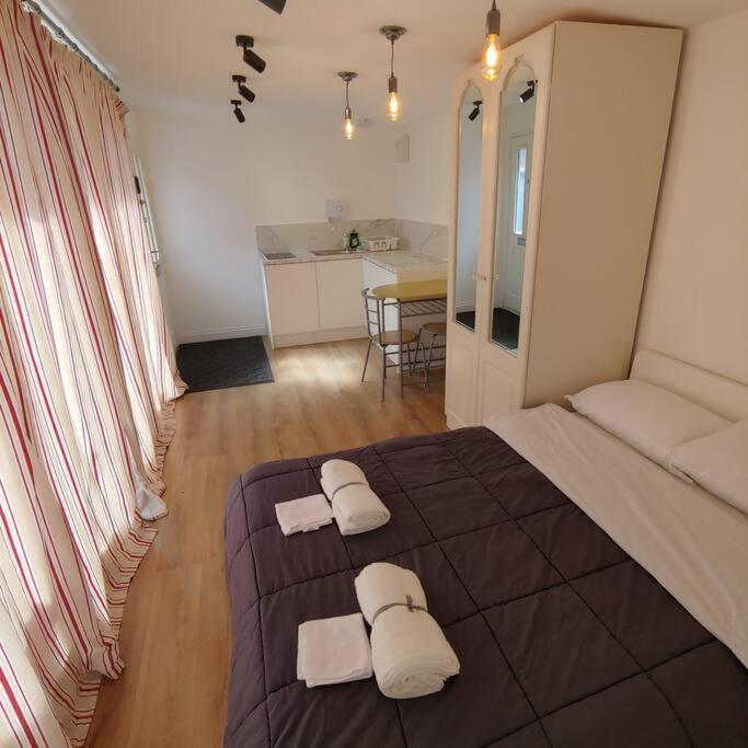 Self Contained, Double Bed Studio, Private Kitchen, Private Bath, Walking Distance To Harry Potter Watford  Dış mekan fotoğraf