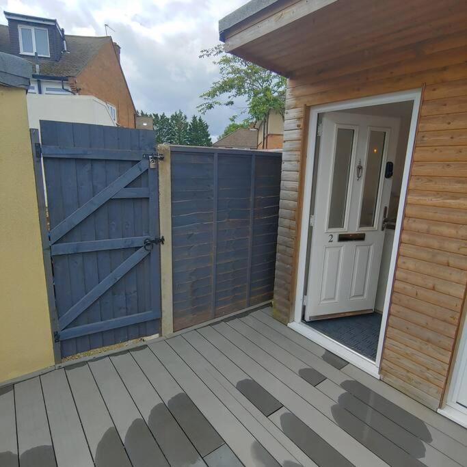 Self Contained, Double Bed Studio, Private Kitchen, Private Bath, Walking Distance To Harry Potter Watford  Dış mekan fotoğraf