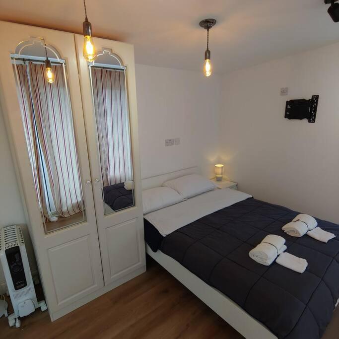 Self Contained, Double Bed Studio, Private Kitchen, Private Bath, Walking Distance To Harry Potter Watford  Dış mekan fotoğraf