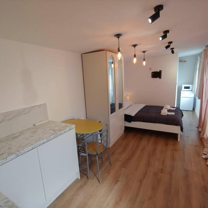 Self Contained, Double Bed Studio, Private Kitchen, Private Bath, Walking Distance To Harry Potter Watford  Dış mekan fotoğraf
