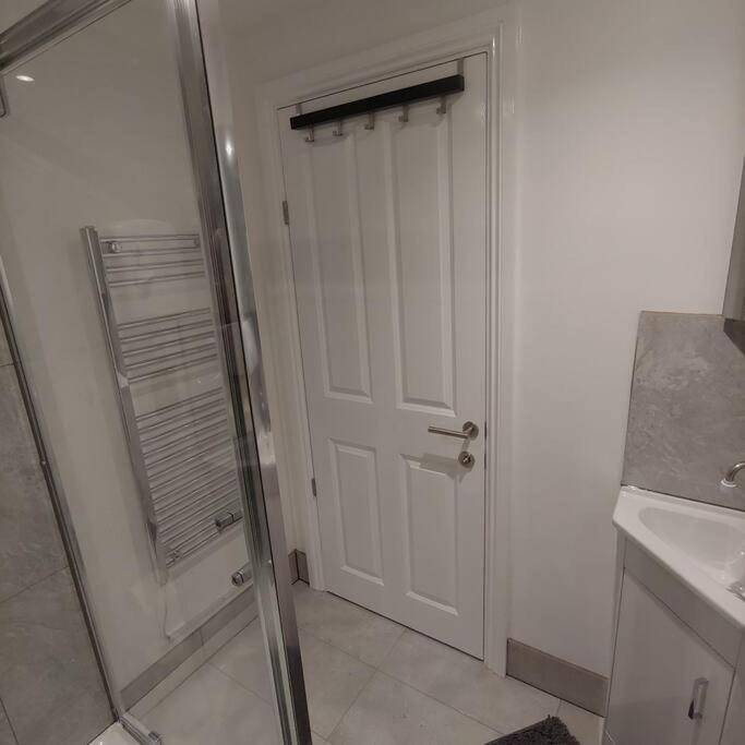 Self Contained, Double Bed Studio, Private Kitchen, Private Bath, Walking Distance To Harry Potter Watford  Dış mekan fotoğraf