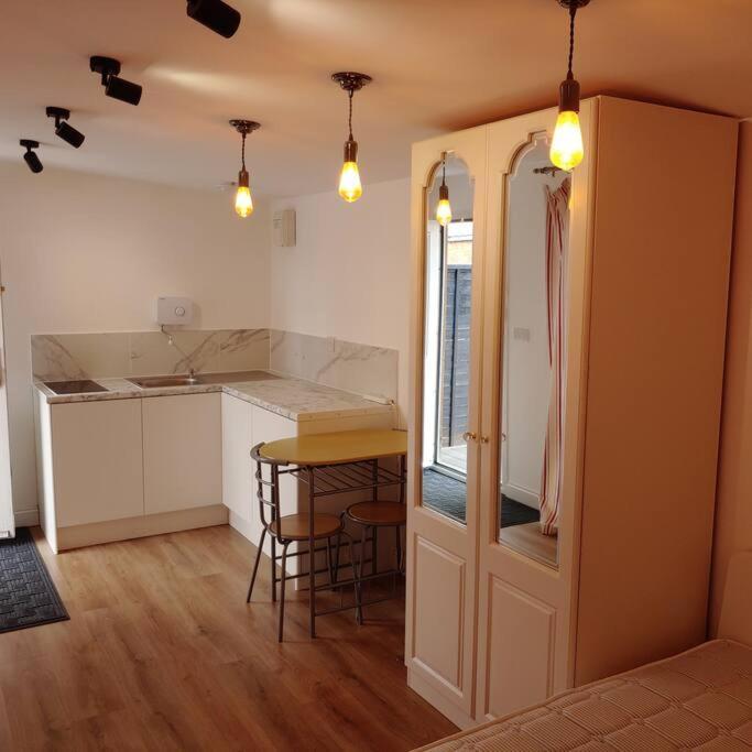 Self Contained, Double Bed Studio, Private Kitchen, Private Bath, Walking Distance To Harry Potter Watford  Dış mekan fotoğraf