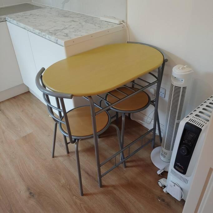 Self Contained, Double Bed Studio, Private Kitchen, Private Bath, Walking Distance To Harry Potter Watford  Dış mekan fotoğraf