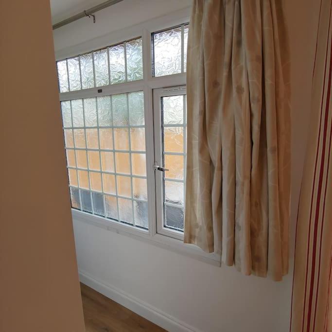 Self Contained, Double Bed Studio, Private Kitchen, Private Bath, Walking Distance To Harry Potter Watford  Dış mekan fotoğraf
