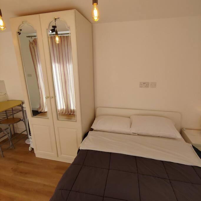 Self Contained, Double Bed Studio, Private Kitchen, Private Bath, Walking Distance To Harry Potter Watford  Dış mekan fotoğraf