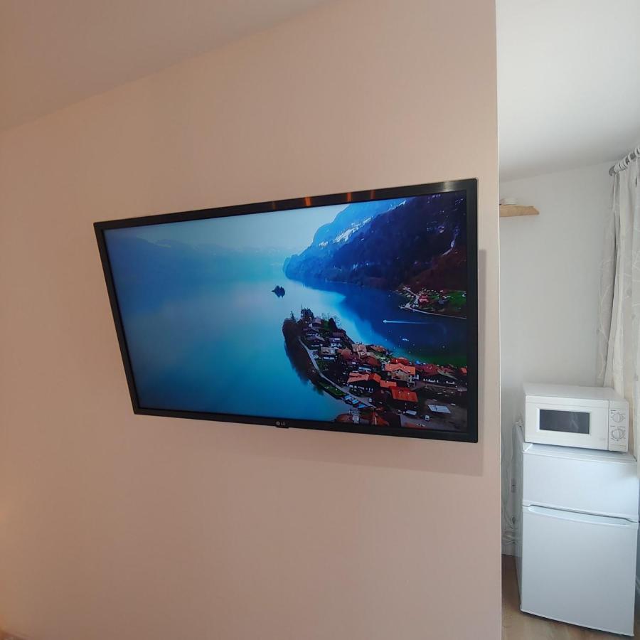 Self Contained, Double Bed Studio, Private Kitchen, Private Bath, Walking Distance To Harry Potter Watford  Dış mekan fotoğraf