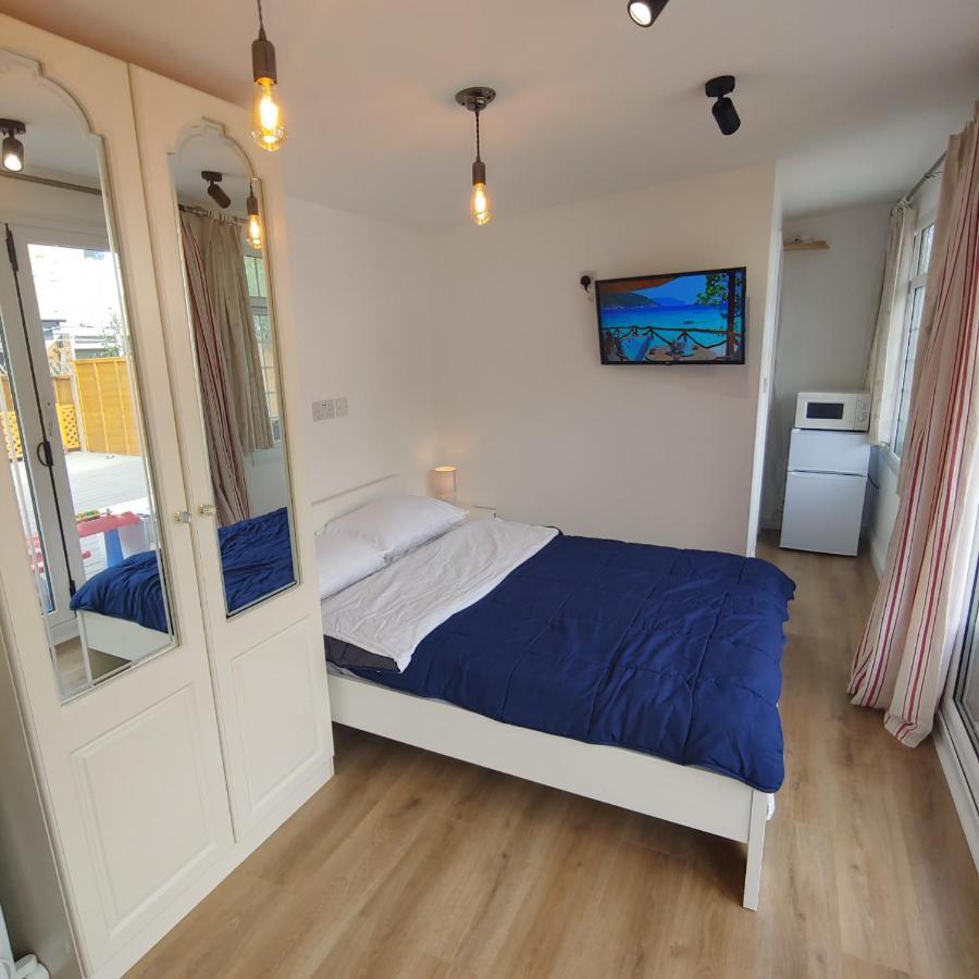 Self Contained, Double Bed Studio, Private Kitchen, Private Bath, Walking Distance To Harry Potter Watford  Dış mekan fotoğraf