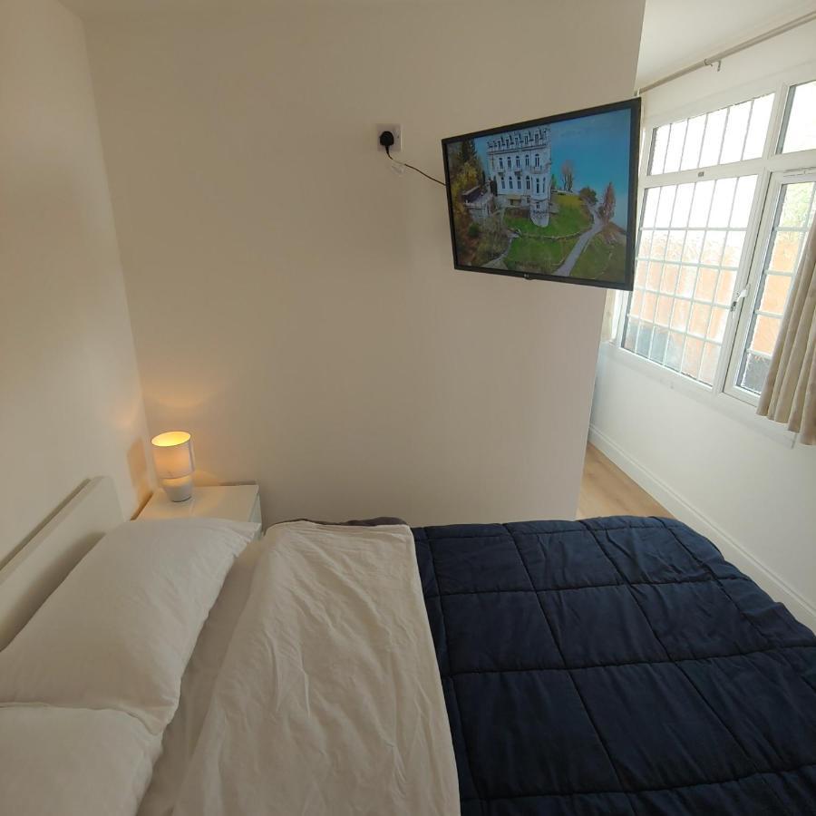 Self Contained, Double Bed Studio, Private Kitchen, Private Bath, Walking Distance To Harry Potter Watford  Dış mekan fotoğraf