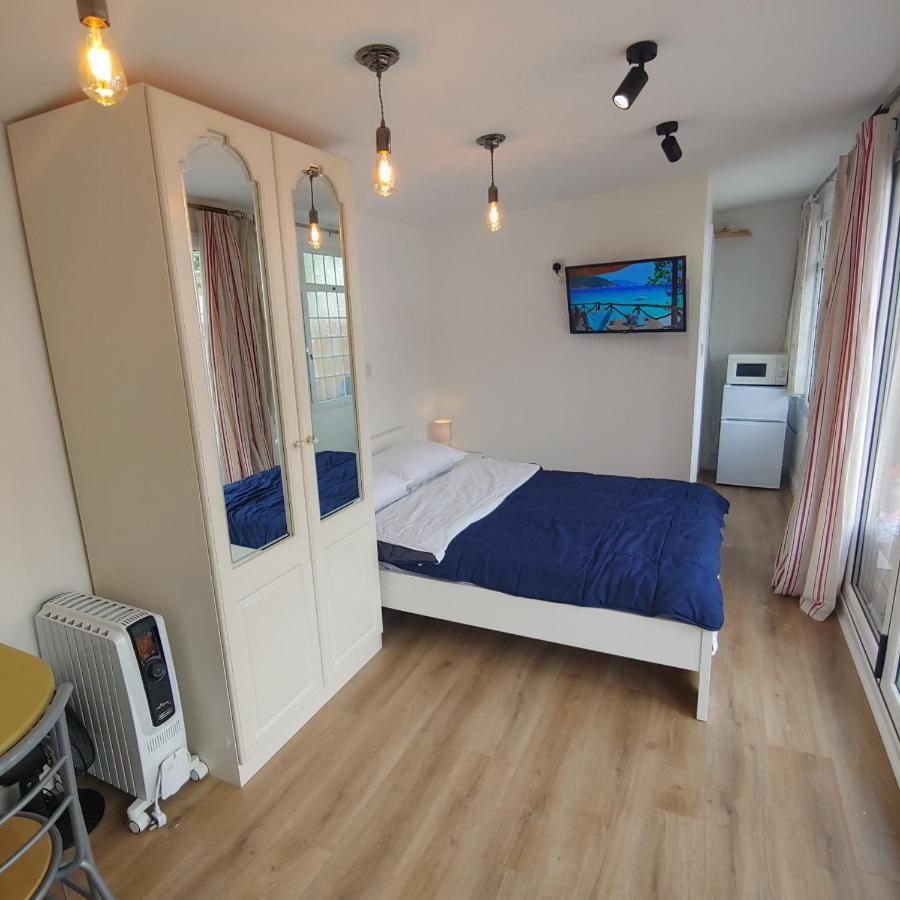 Self Contained, Double Bed Studio, Private Kitchen, Private Bath, Walking Distance To Harry Potter Watford  Dış mekan fotoğraf