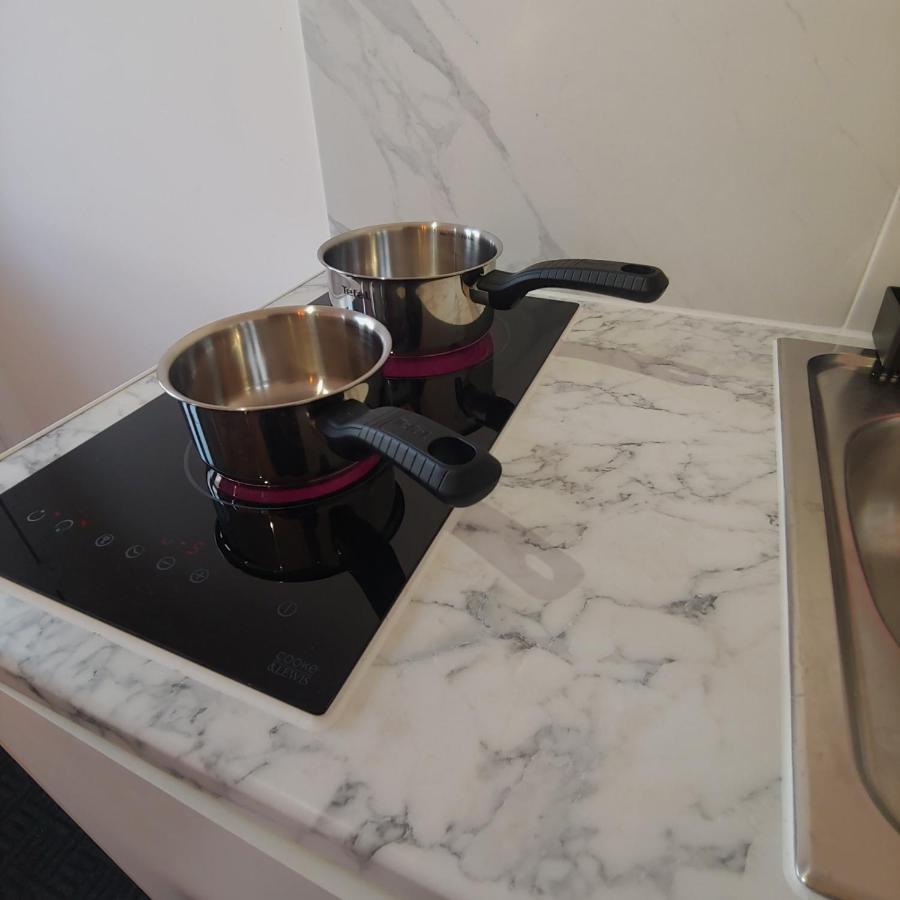 Self Contained, Double Bed Studio, Private Kitchen, Private Bath, Walking Distance To Harry Potter Watford  Dış mekan fotoğraf