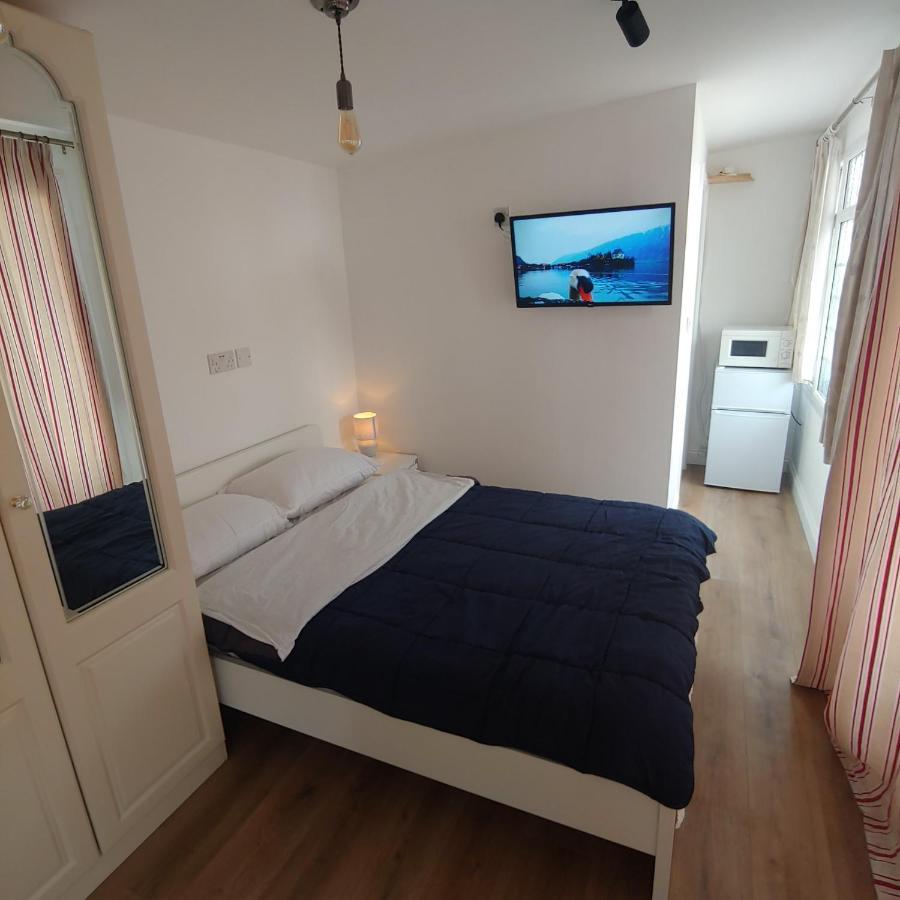 Self Contained, Double Bed Studio, Private Kitchen, Private Bath, Walking Distance To Harry Potter Watford  Dış mekan fotoğraf