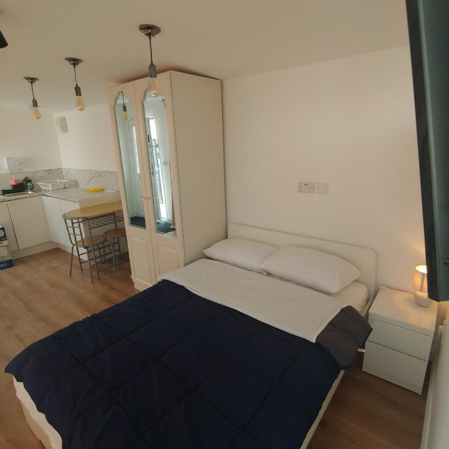 Self Contained, Double Bed Studio, Private Kitchen, Private Bath, Walking Distance To Harry Potter Watford  Dış mekan fotoğraf