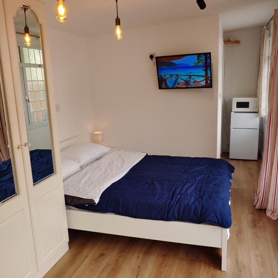 Self Contained, Double Bed Studio, Private Kitchen, Private Bath, Walking Distance To Harry Potter Watford  Dış mekan fotoğraf