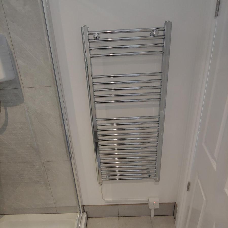 Self Contained, Double Bed Studio, Private Kitchen, Private Bath, Walking Distance To Harry Potter Watford  Dış mekan fotoğraf