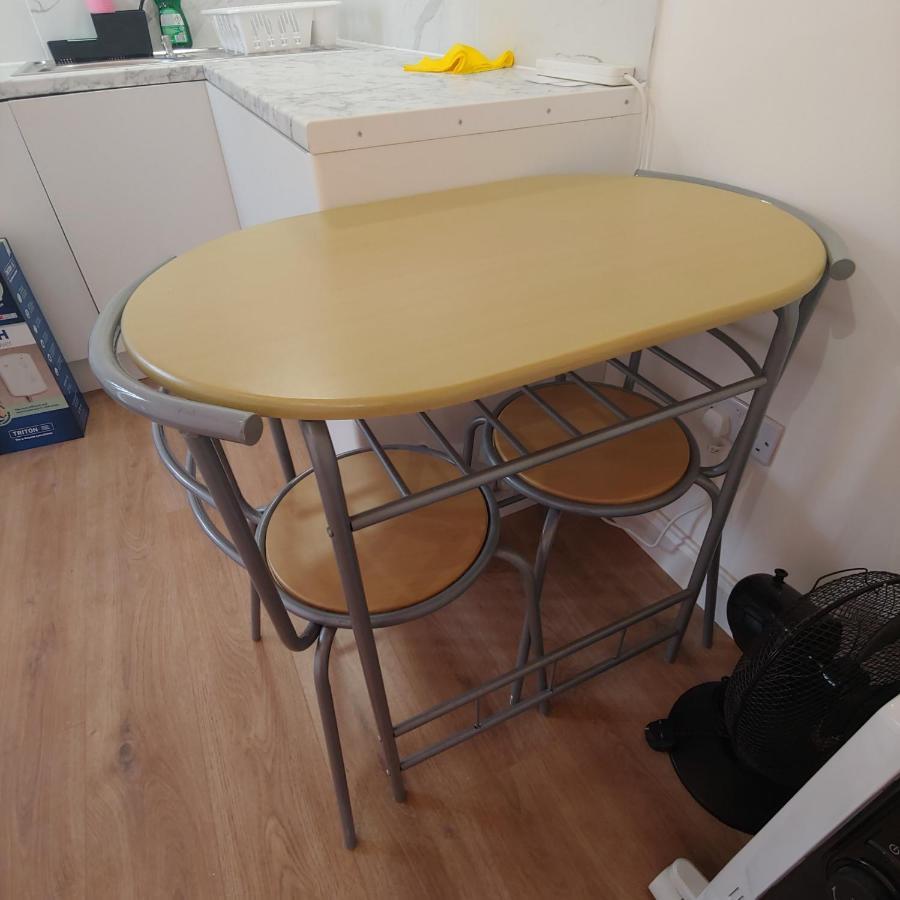 Self Contained, Double Bed Studio, Private Kitchen, Private Bath, Walking Distance To Harry Potter Watford  Dış mekan fotoğraf
