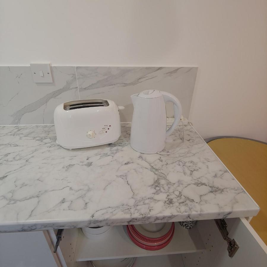 Self Contained, Double Bed Studio, Private Kitchen, Private Bath, Walking Distance To Harry Potter Watford  Dış mekan fotoğraf