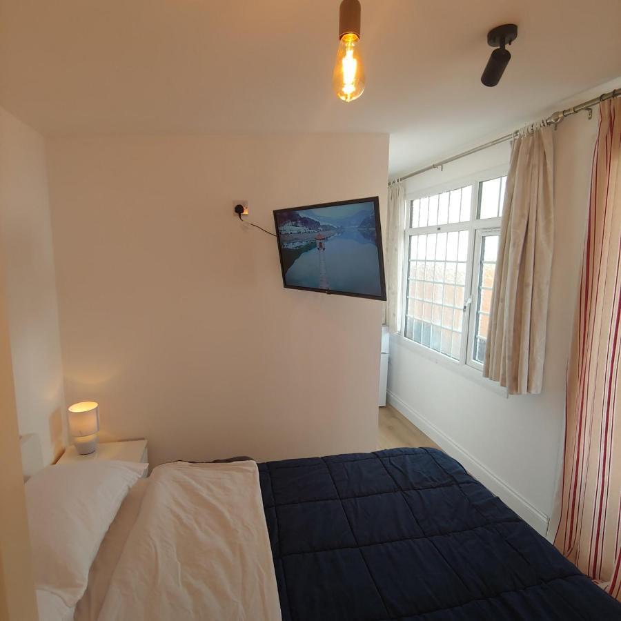 Self Contained, Double Bed Studio, Private Kitchen, Private Bath, Walking Distance To Harry Potter Watford  Dış mekan fotoğraf