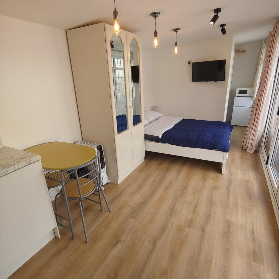 Self Contained, Double Bed Studio, Private Kitchen, Private Bath, Walking Distance To Harry Potter Watford  Dış mekan fotoğraf