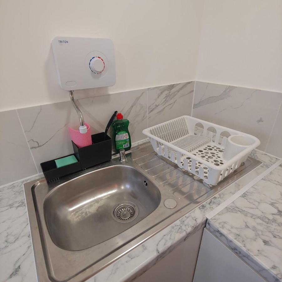 Self Contained, Double Bed Studio, Private Kitchen, Private Bath, Walking Distance To Harry Potter Watford  Dış mekan fotoğraf