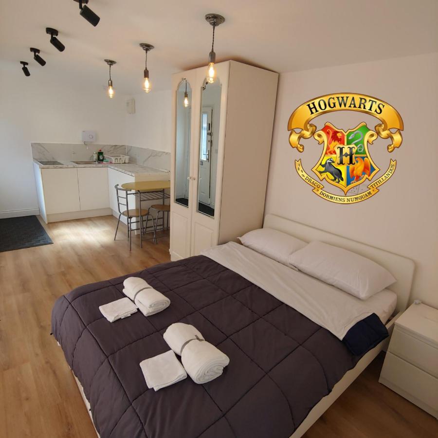 Self Contained, Double Bed Studio, Private Kitchen, Private Bath, Walking Distance To Harry Potter Watford  Dış mekan fotoğraf
