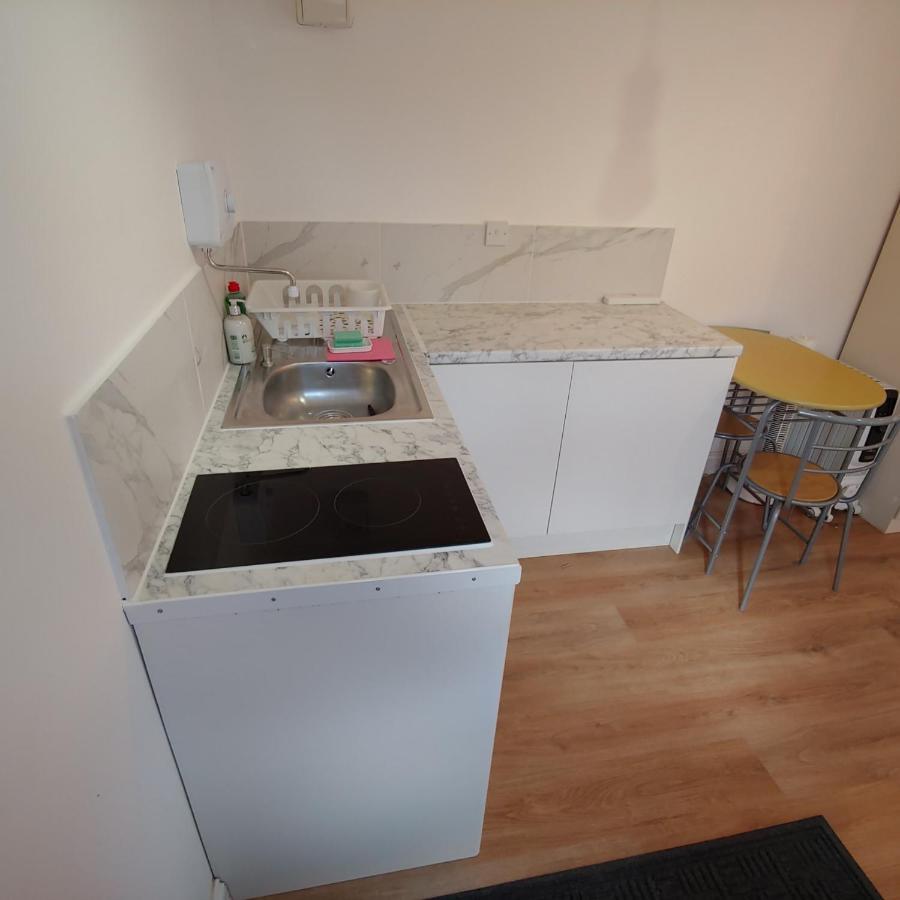 Self Contained, Double Bed Studio, Private Kitchen, Private Bath, Walking Distance To Harry Potter Watford  Dış mekan fotoğraf