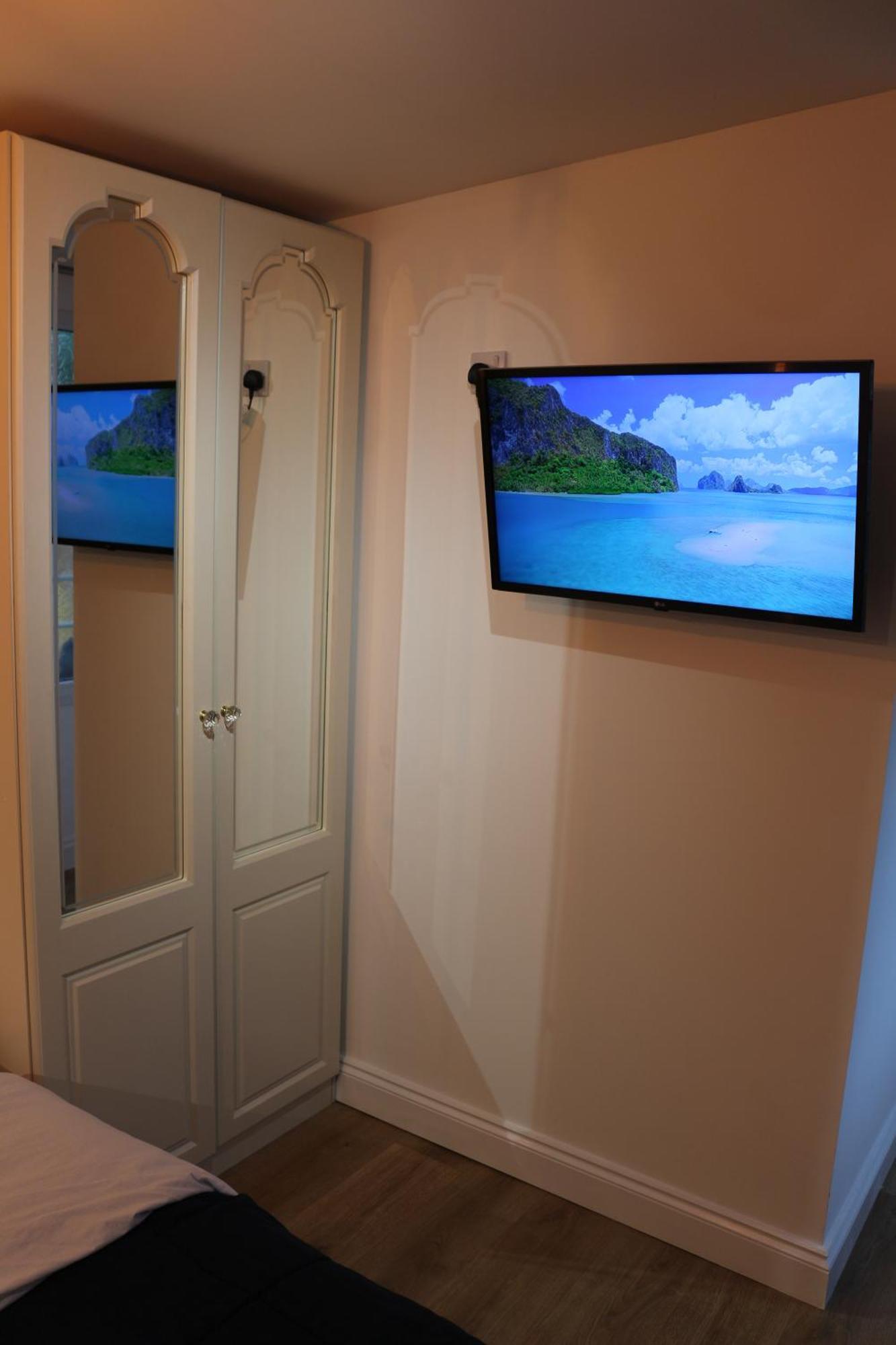 Self Contained, Double Bed Studio, Private Kitchen, Private Bath, Walking Distance To Harry Potter Watford  Dış mekan fotoğraf