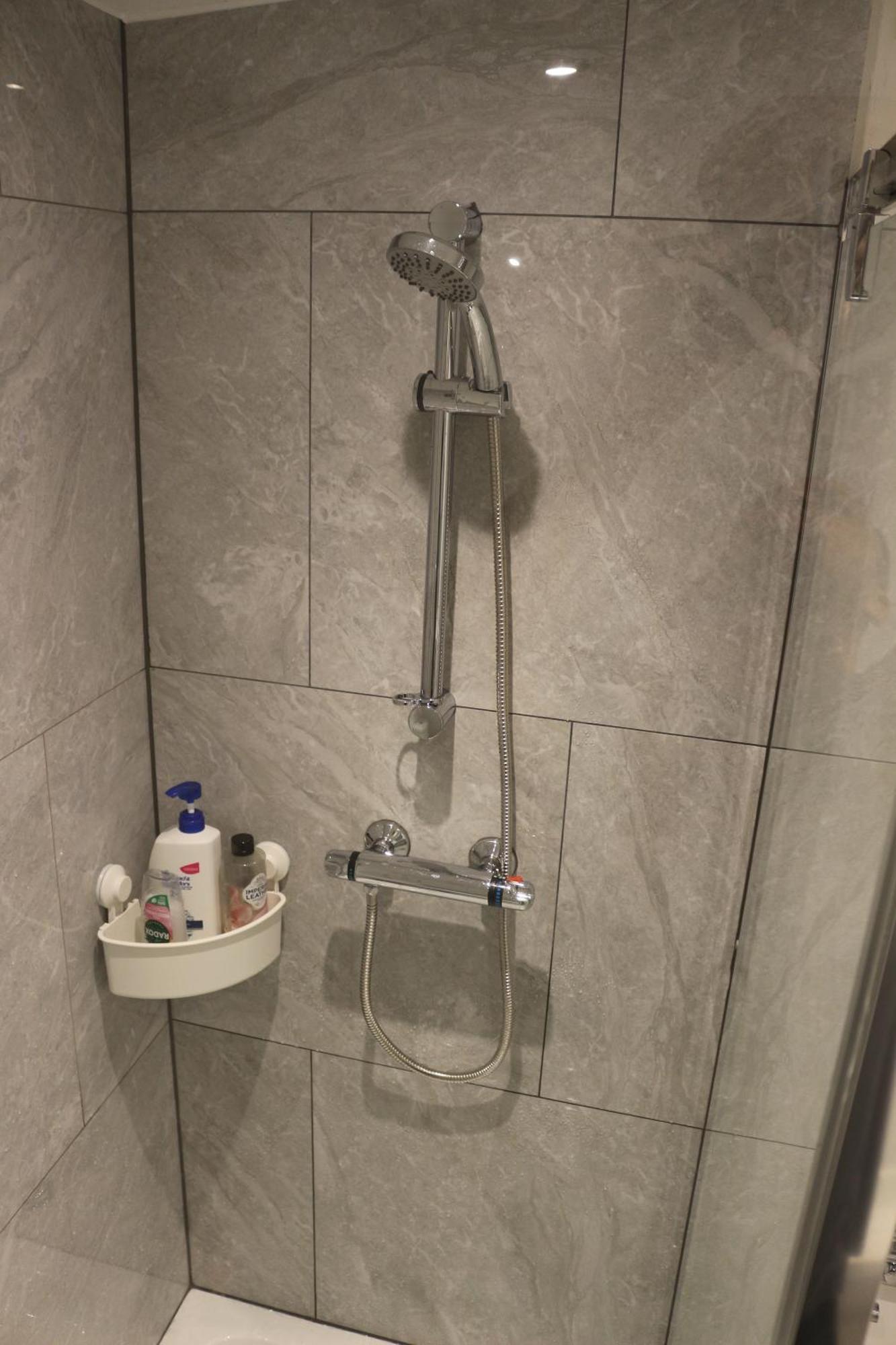 Self Contained, Double Bed Studio, Private Kitchen, Private Bath, Walking Distance To Harry Potter Watford  Dış mekan fotoğraf
