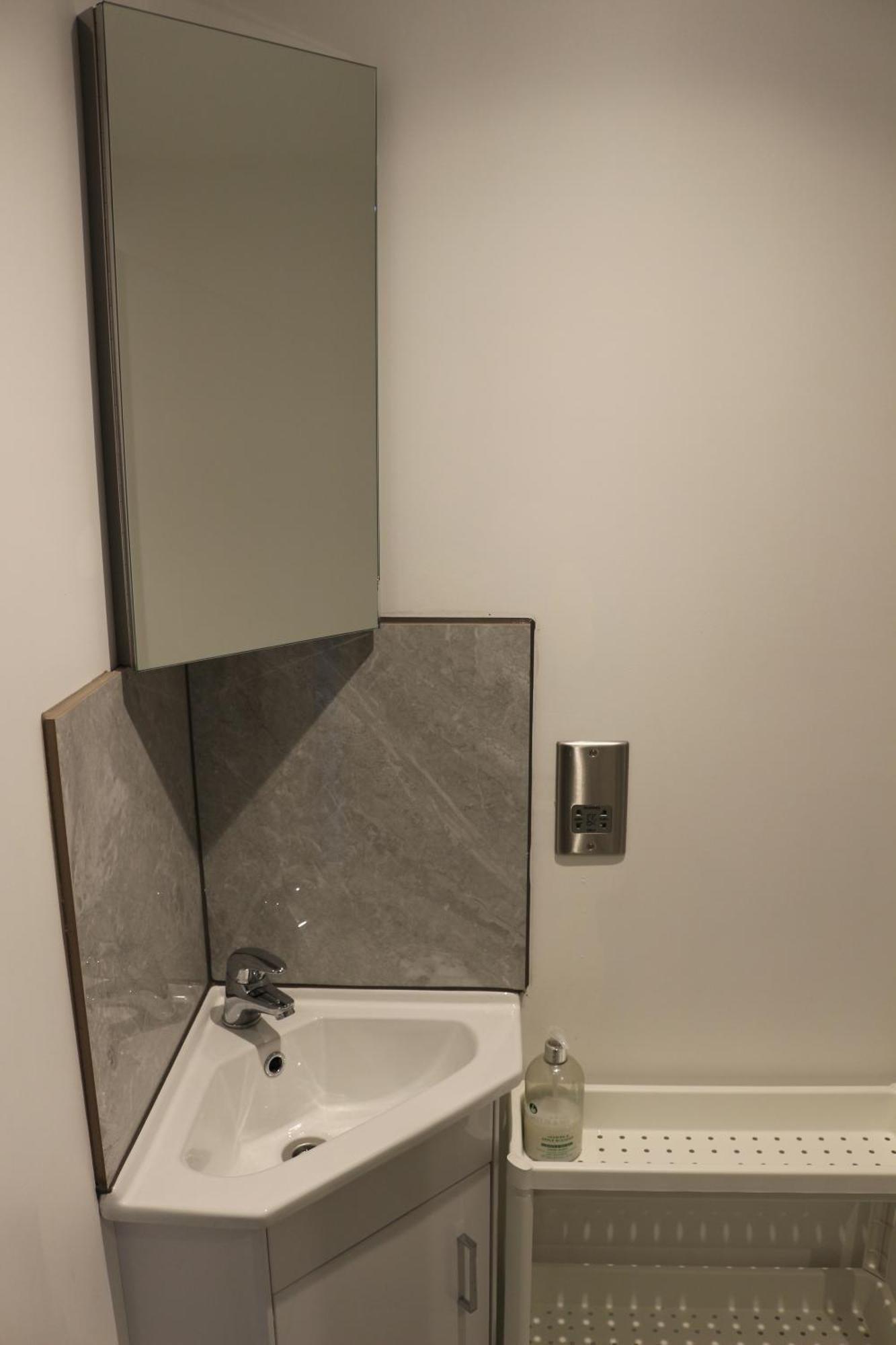 Self Contained, Double Bed Studio, Private Kitchen, Private Bath, Walking Distance To Harry Potter Watford  Dış mekan fotoğraf