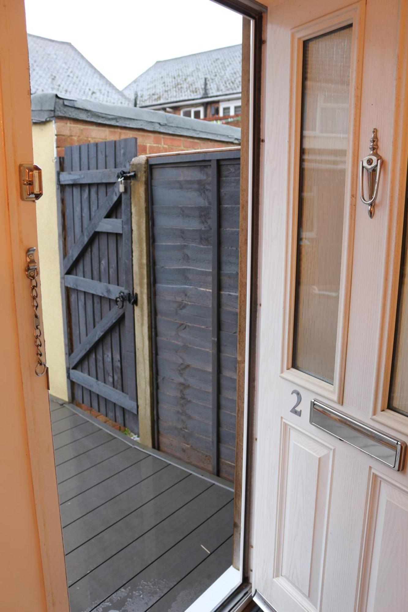 Self Contained, Double Bed Studio, Private Kitchen, Private Bath, Walking Distance To Harry Potter Watford  Dış mekan fotoğraf