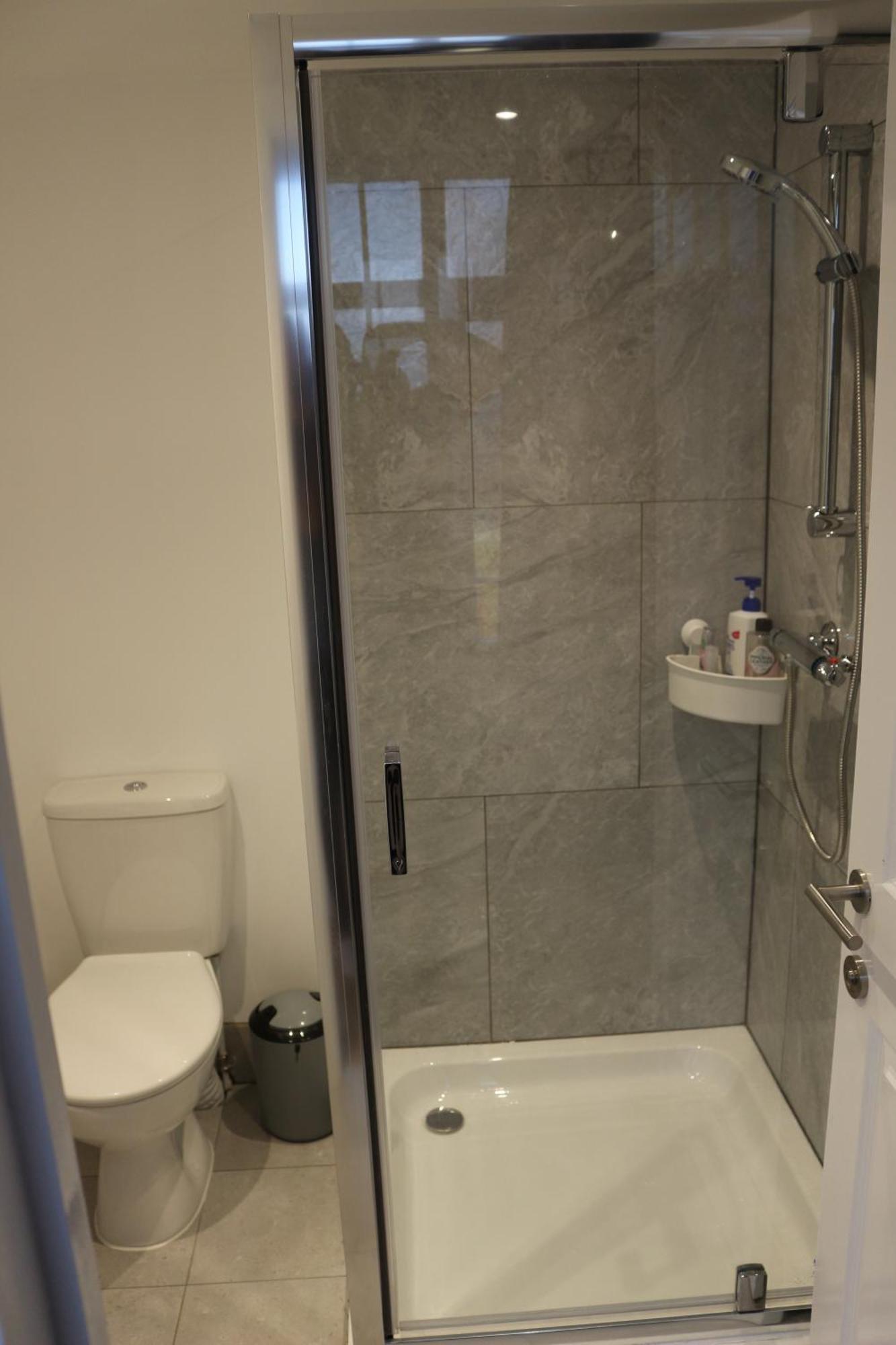 Self Contained, Double Bed Studio, Private Kitchen, Private Bath, Walking Distance To Harry Potter Watford  Dış mekan fotoğraf