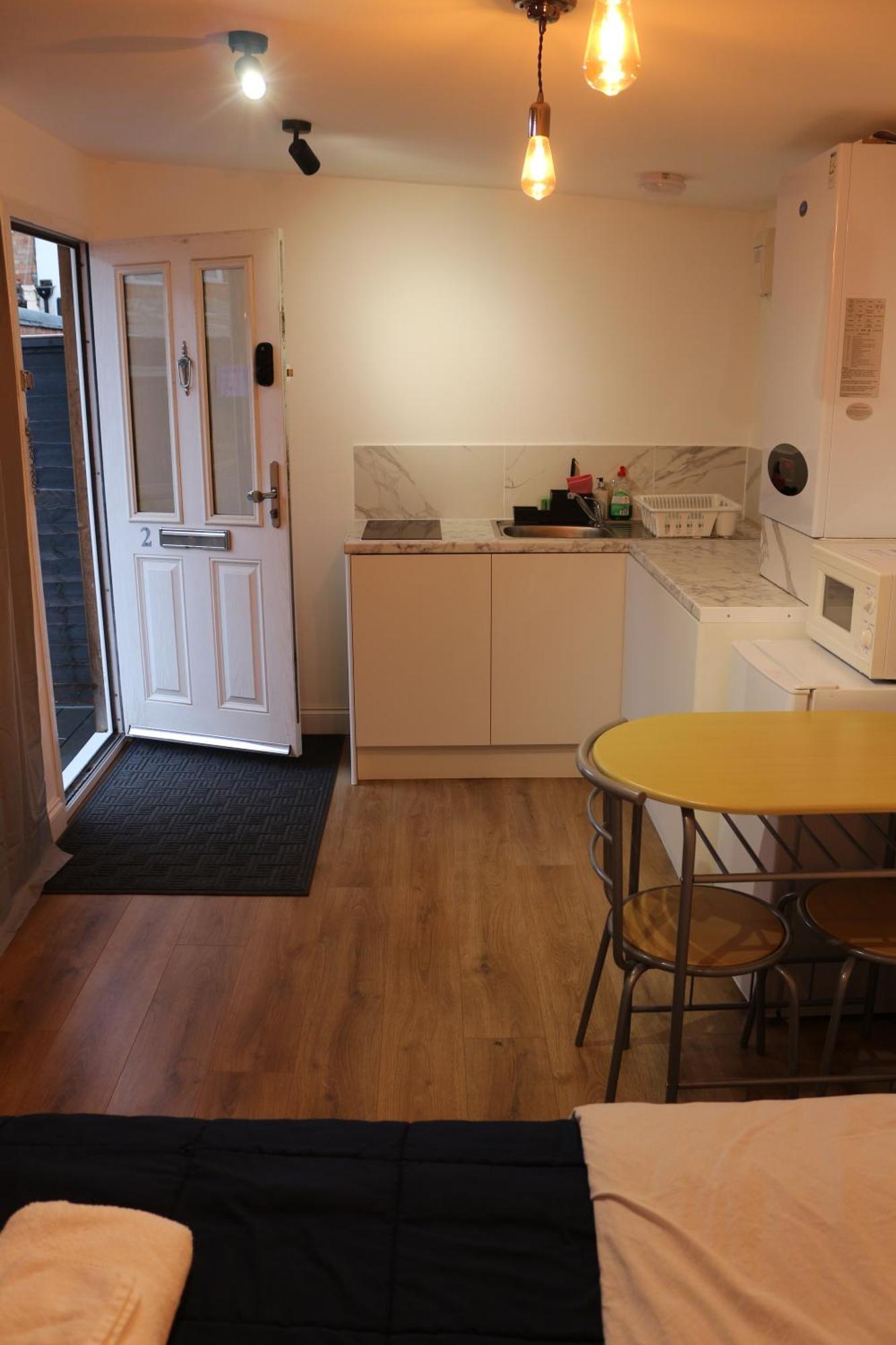 Self Contained, Double Bed Studio, Private Kitchen, Private Bath, Walking Distance To Harry Potter Watford  Dış mekan fotoğraf