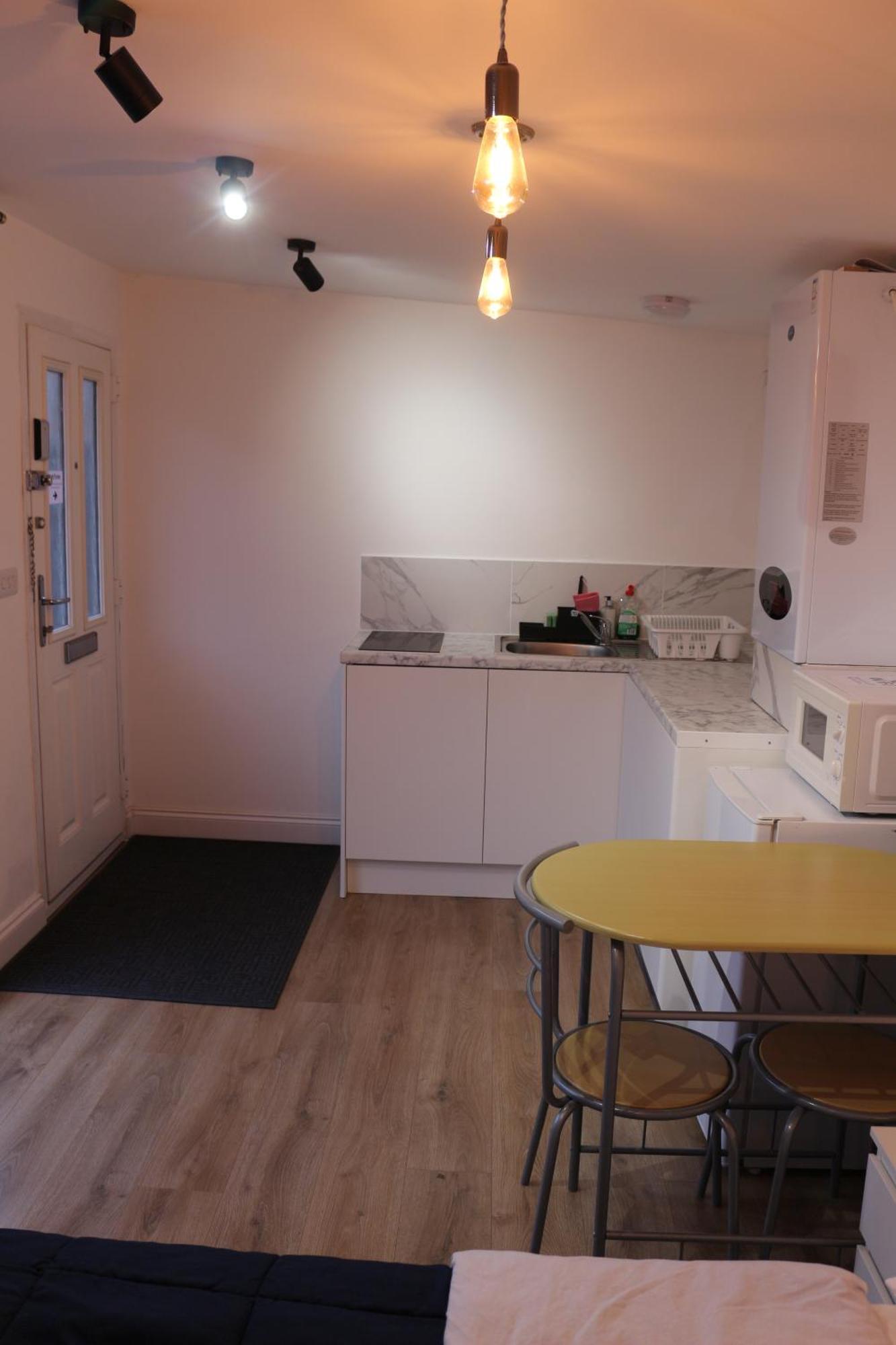 Self Contained, Double Bed Studio, Private Kitchen, Private Bath, Walking Distance To Harry Potter Watford  Dış mekan fotoğraf