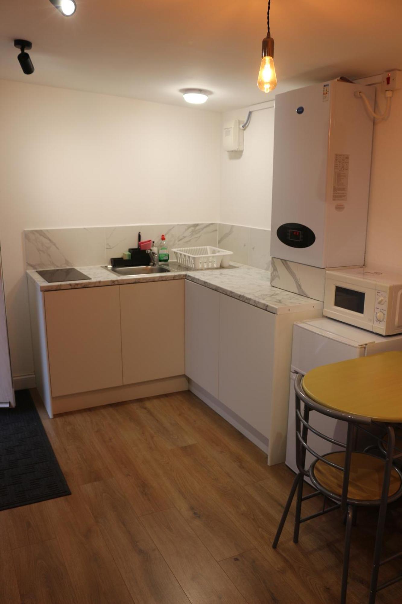 Self Contained, Double Bed Studio, Private Kitchen, Private Bath, Walking Distance To Harry Potter Watford  Dış mekan fotoğraf