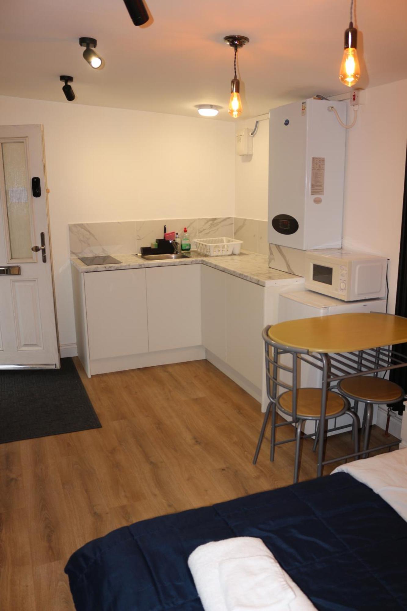 Self Contained, Double Bed Studio, Private Kitchen, Private Bath, Walking Distance To Harry Potter Watford  Dış mekan fotoğraf