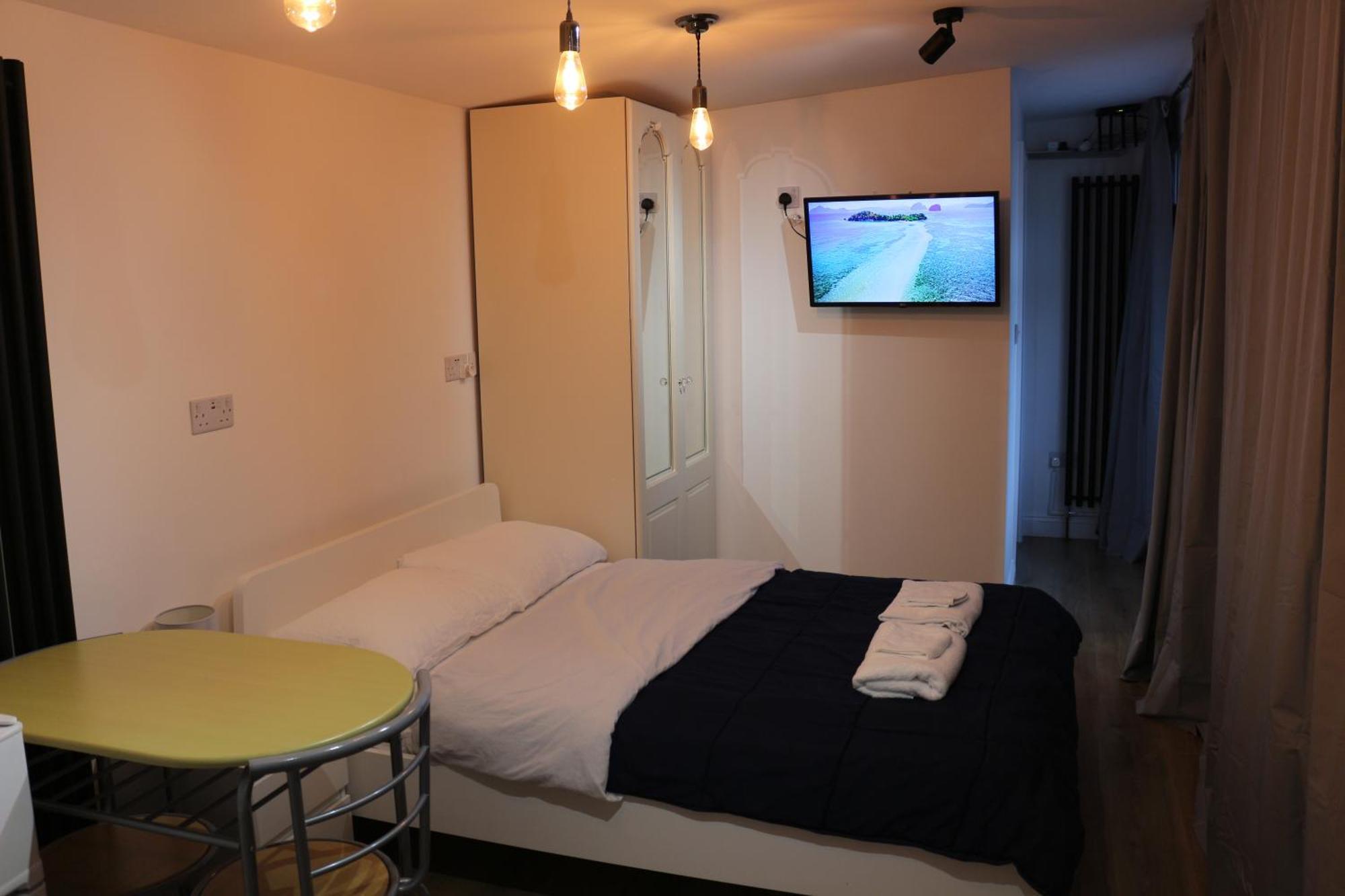 Self Contained, Double Bed Studio, Private Kitchen, Private Bath, Walking Distance To Harry Potter Watford  Dış mekan fotoğraf