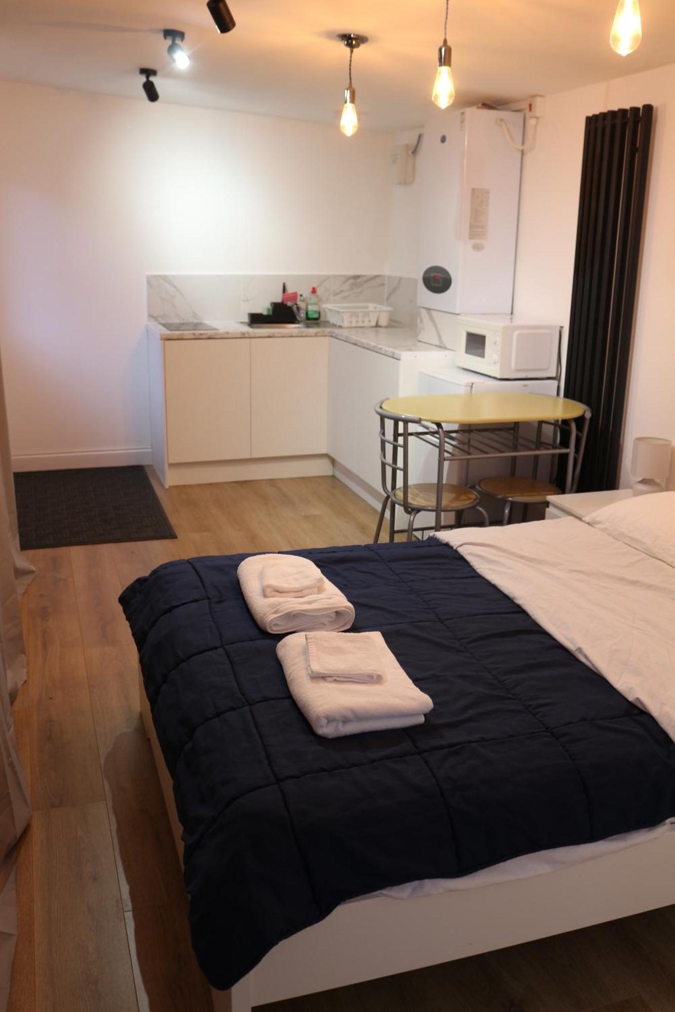 Self Contained, Double Bed Studio, Private Kitchen, Private Bath, Walking Distance To Harry Potter Watford  Dış mekan fotoğraf