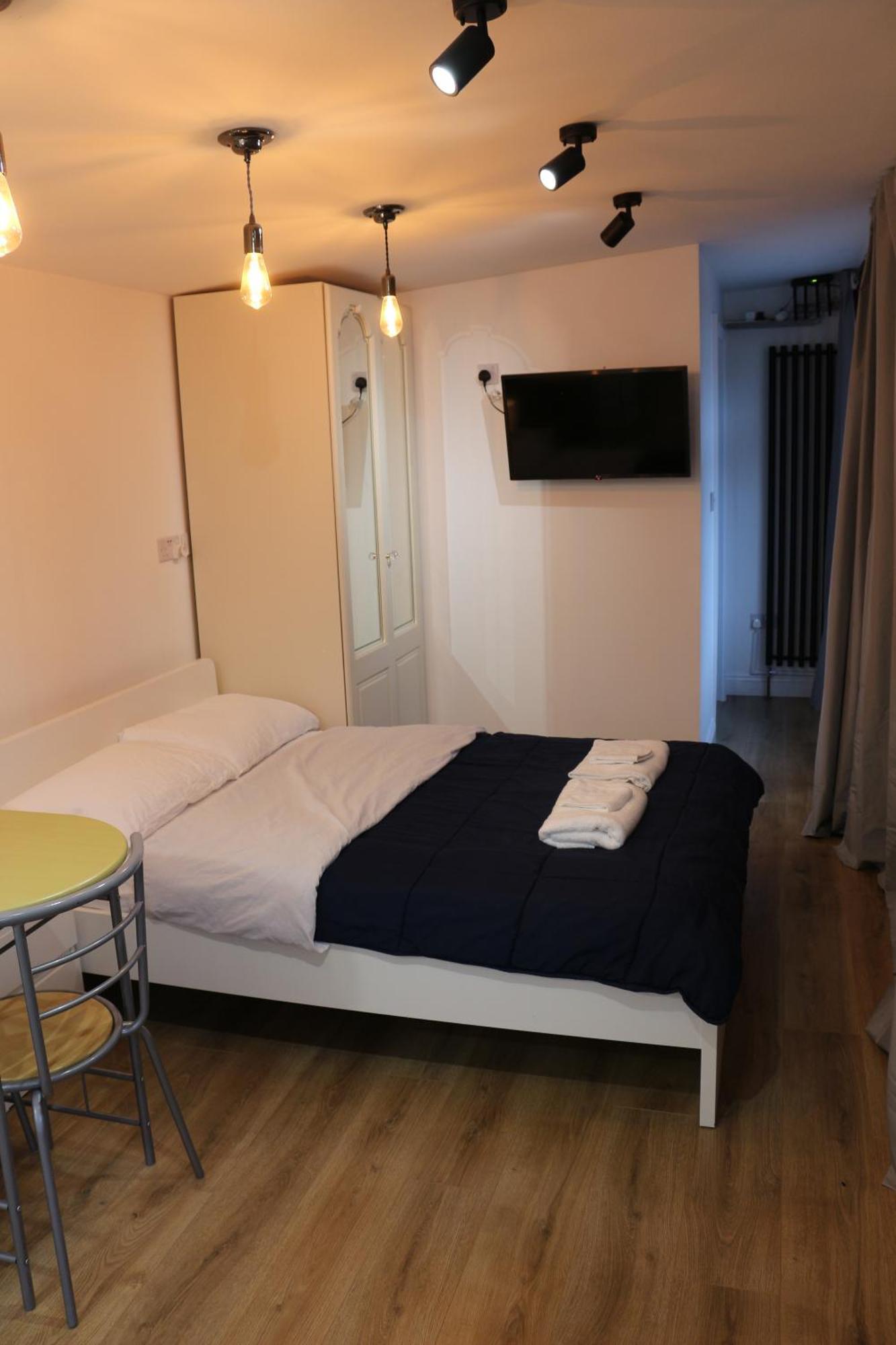 Self Contained, Double Bed Studio, Private Kitchen, Private Bath, Walking Distance To Harry Potter Watford  Dış mekan fotoğraf