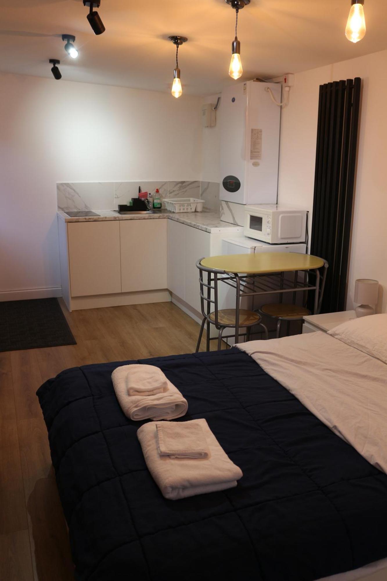 Self Contained, Double Bed Studio, Private Kitchen, Private Bath, Walking Distance To Harry Potter Watford  Dış mekan fotoğraf
