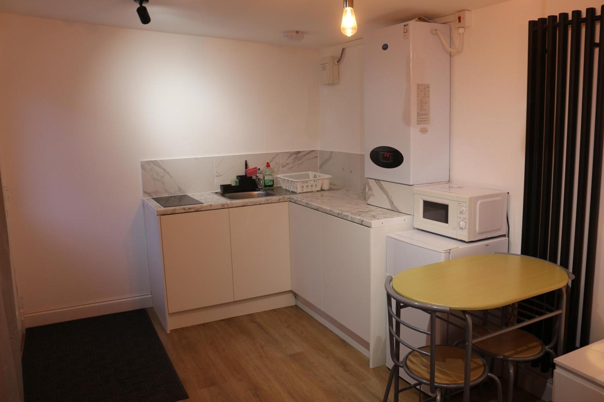 Self Contained, Double Bed Studio, Private Kitchen, Private Bath, Walking Distance To Harry Potter Watford  Dış mekan fotoğraf